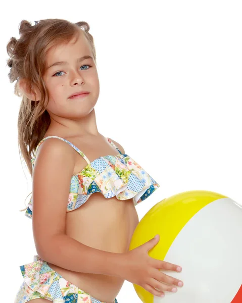 Bambina in costume da bagno con una palla — Foto Stock