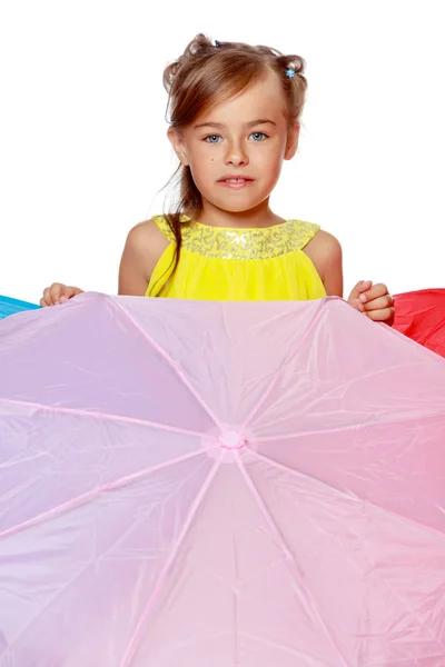 Liten flicka under ett paraply. — Stockfoto