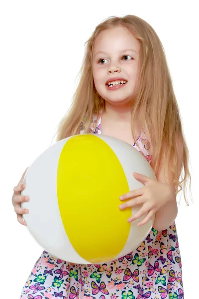 Menina está brincando com uma bola — Fotografia de Stock