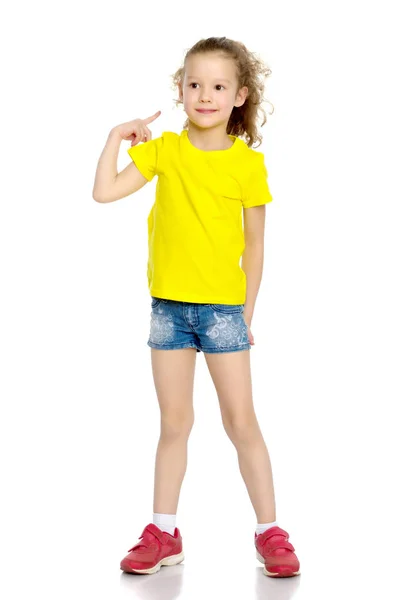Klein meisje wijst met een vinger — Stockfoto