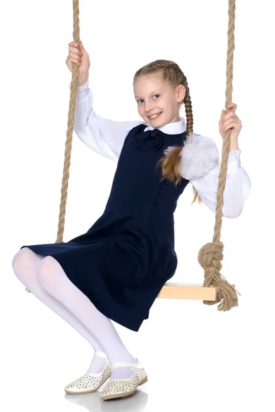 Menina balançando em um balanço — Fotografia de Stock
