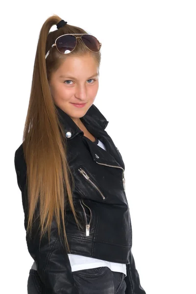 一个十几岁的女孩，穿着一件皮夹克和牛仔裤. — 图库照片