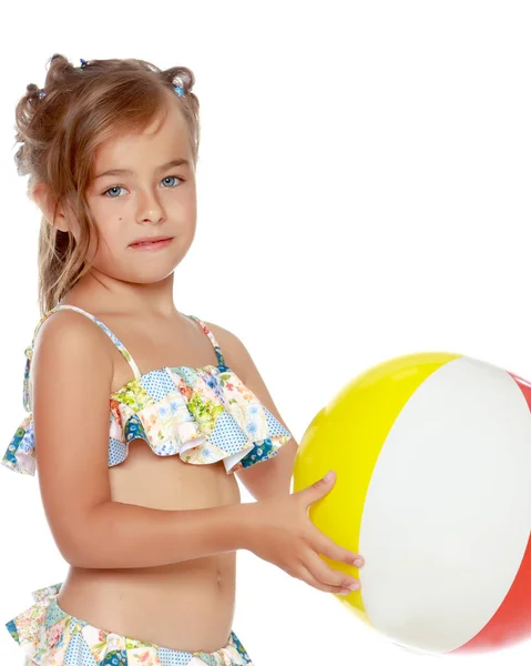 Petite fille en maillot de bain avec une balle — Photo