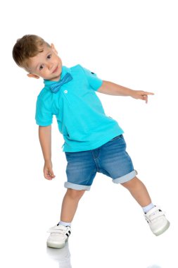 Küçük çocuk duygusal olarak kollarını sallıyor..