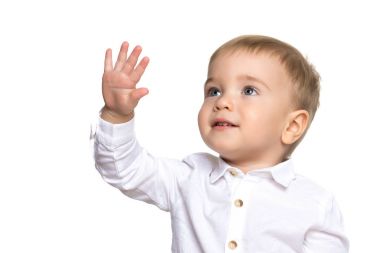 Küçük çocuk duygusal olarak kollarını sallıyor..