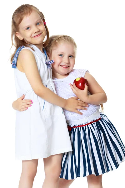 Dos niñas con una manzana —  Fotos de Stock