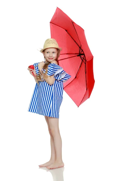 Menina bonita 5-6 anos. Ela está protegida do sol ou — Fotografia de Stock