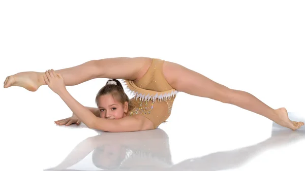 La gimnasta realiza un elemento acrobático en el suelo. — Foto de Stock