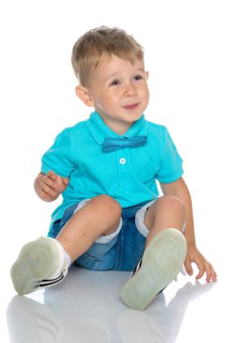 Küçük çocuk aşağı squatted.