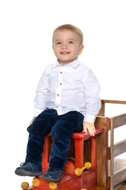 Küçük bir çocuk oyuncak bir arabayla oynuyor..