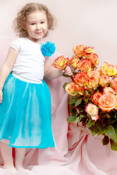 Niña con un ramo de flores — Foto de Stock