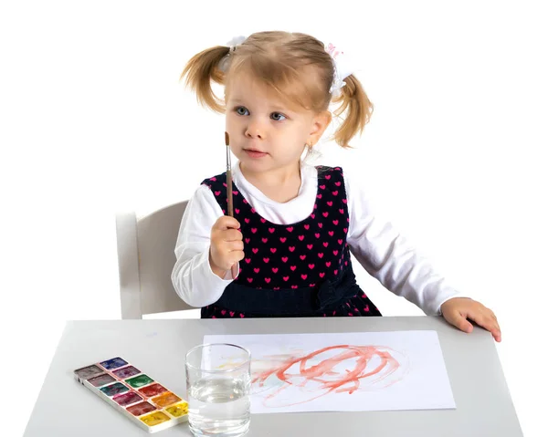 Маленька дівчинка малює за столом . — стокове фото