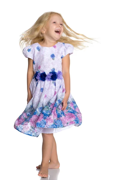 Красивая маленькая девочка смеется . — стоковое фото