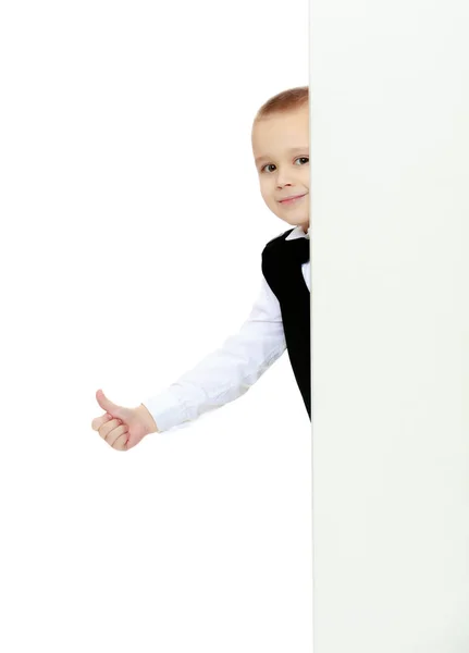 Niño asoma por detrás de la pancarta — Foto de Stock