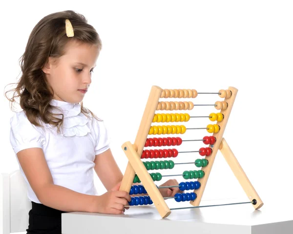 Kız abacus üzerinde sayar — Stok fotoğraf