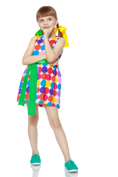 Egy kislány, egy ruha, egy mintát, a többszínű kö — Stock Fotó