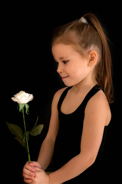 Little girl with a flower in her hand. — Stock Photo, Image