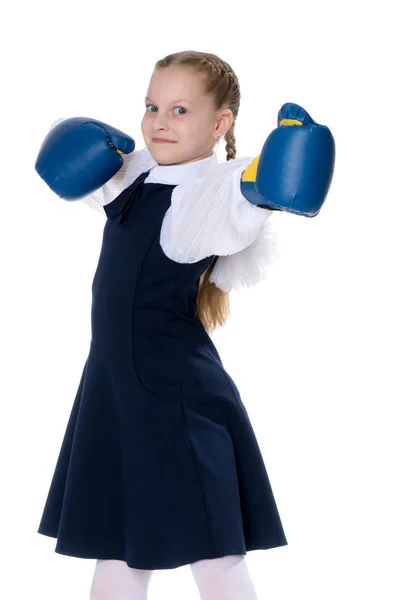 Chica colegiala en guantes de boxeo . — Foto de Stock