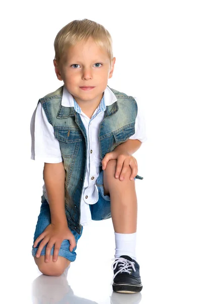 Ein kleiner Junge spielt mit einem Ball. — Stockfoto