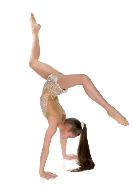 La gimnasta realiza un elemento acrobático en el suelo. — Foto de Stock