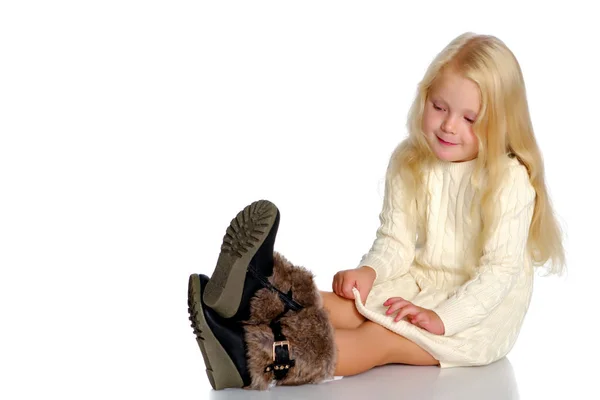 Kleines Mädchen sitzt auf dem Boden. — Stockfoto