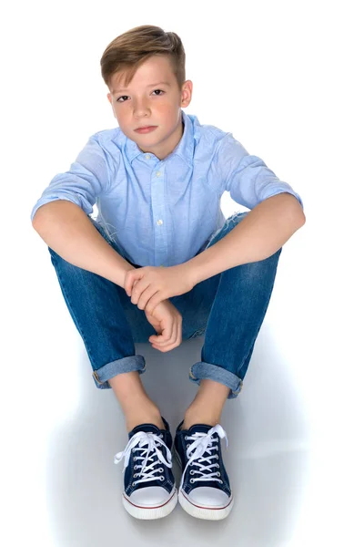 Μοντέρνα αγόρι έφηβος κάθεται στο πάτωμα. — Φωτογραφία Αρχείου