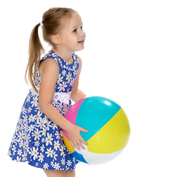 Niña está jugando con una pelota — Foto de Stock