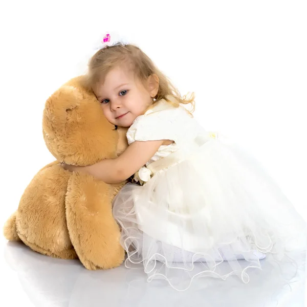 Gadis kecil dengan boneka beruang — Stok Foto