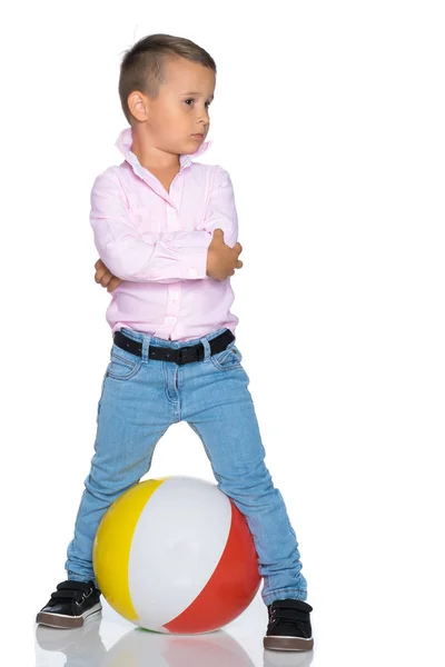 Маленький хлопчик грає з м'ячем . — стокове фото