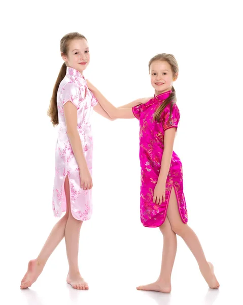 Las niñas son hermanas en vestidos nacionales chinos . — Foto de Stock