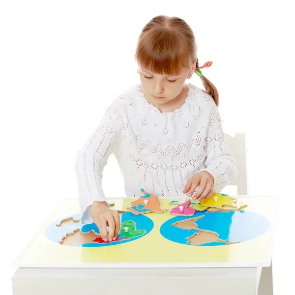 A little girl is studying Montessori stuff. — Stock Photo, Image