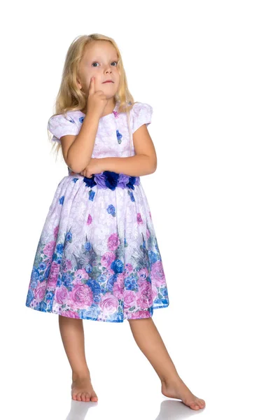 Het kleine meisje denkt. — Stockfoto