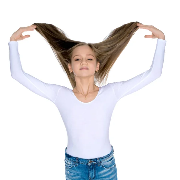 Mała dziewczynka poprawia włosy.. — Zdjęcie stockowe