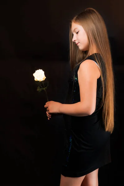 Adolescente con una flor en la mano — Foto de Stock