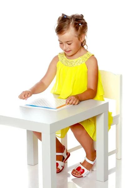 Uma menina está estudando coisas Montessori. — Fotografia de Stock