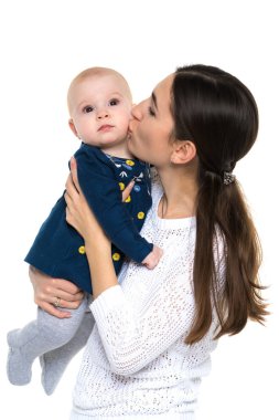 Anne ve küçük kızı yavaşça kucaklamak