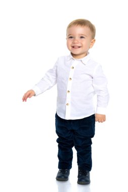 Küçük çocuk duygusal olarak kollarını sallıyor..