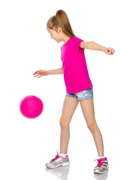 La bambina è impegnata in idoneità con una palla. — Foto Stock