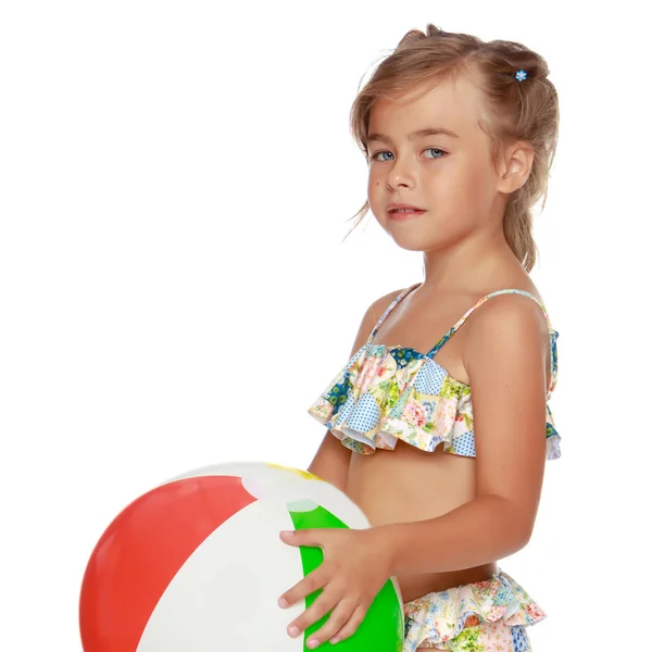 Bambina in costume da bagno con una palla — Foto Stock