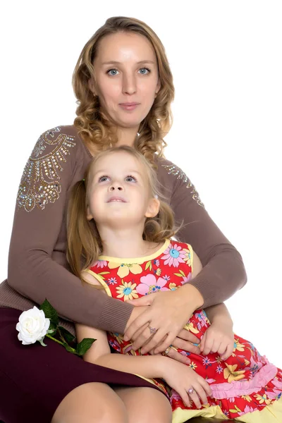 Anya és kis lánya gyengéden ölelés — Stock Fotó