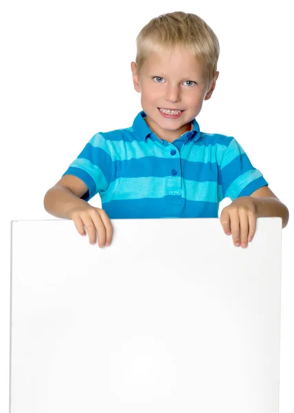 Un niño pequeño está mirando detrás de una pancarta vacía . —  Fotos de Stock