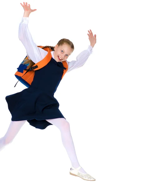 Een klein meisje is haast naar school. — Stockfoto