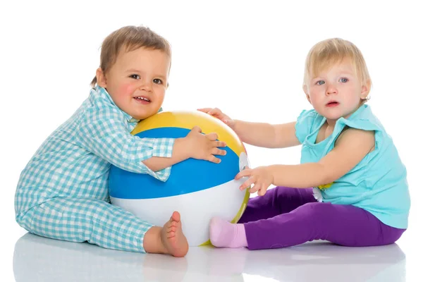 Toddler boy and girl playing with ball. — Stock Photo, Image