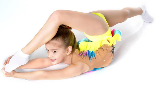 Meisje gymnast uitvoeren van de twine oefening. — Stockfoto