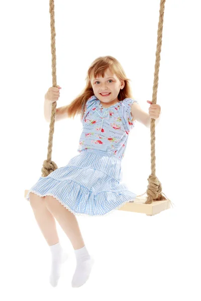 Klein meisje swingen op een swing — Stockfoto