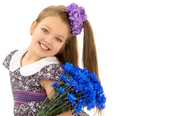 Klein meisje met een boeket bloemen — Stockfoto