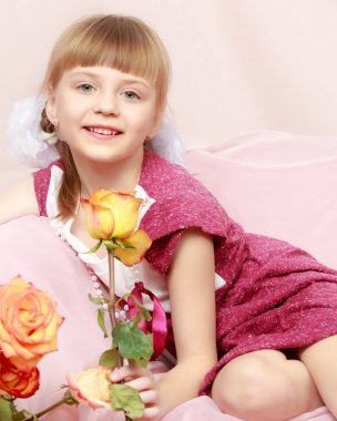 Küçük kız ile çay gül buketi.