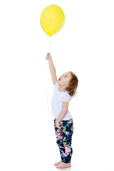 女の子は風船で遊んでいる — ストック写真