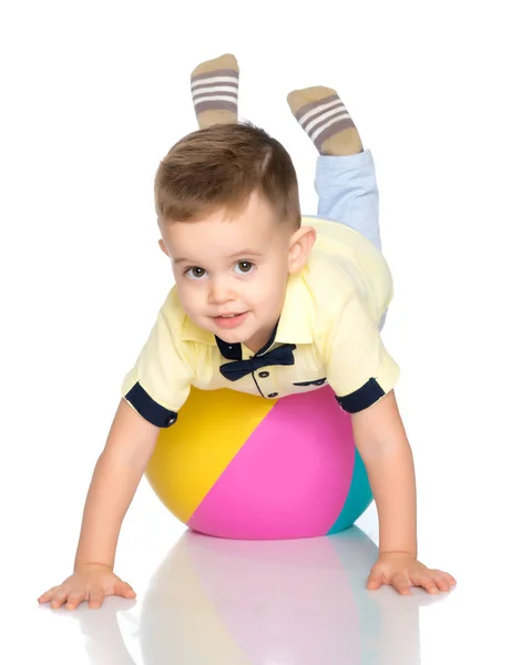 Um menino está brincando com uma bola . — Fotografia de Stock