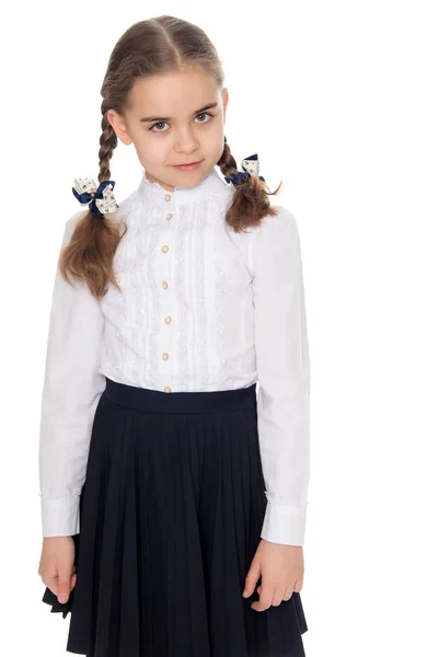 En liten flicka i en vit klänning och en mörk kjol. — Stockfoto